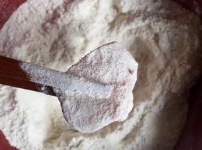 腌制好的鸡丁先粘上包裹粉