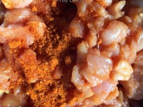 加入适量新奥尔良烤翅腌料抓匀后放入冰箱冷藏2小时入味