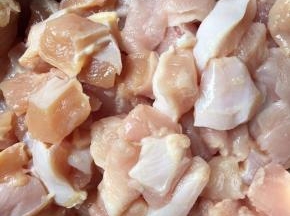鸡脯肉洗净切小丁块