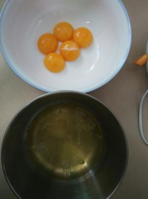 蛋白和蛋黄分离，蛋白放冰箱冷藏备用