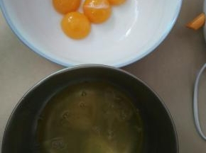 蛋白和蛋黄分离，蛋白放冰箱冷藏备用