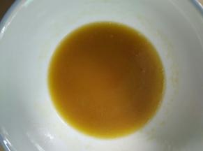 水和橄榄油倒入碗里搅拌均匀充分乳化