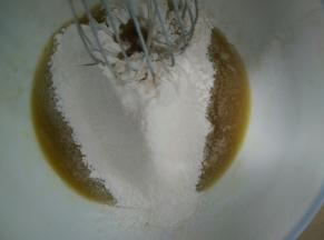 筛入低粉搅拌均匀