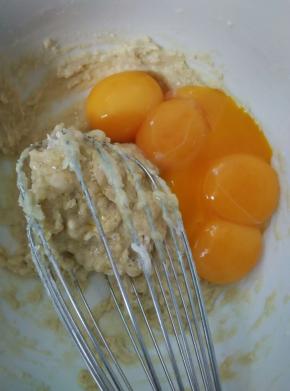 加入蛋黄搅拌均匀