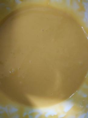 这是搅拌均匀的蛋黄糊