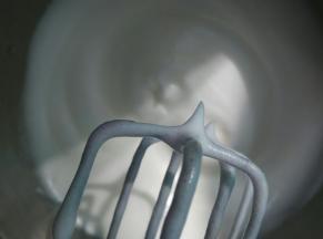 蛋白从冰箱取出，糖分三次加入，用打蛋器先高再中最后低速打发至干性状态，即提起打蛋器蛋白呈小三角形