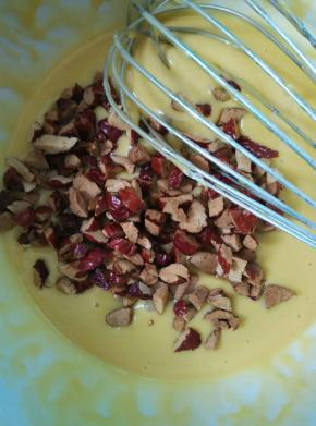 打好的蛋白先静止一小会儿，这时候把去核的大枣倒入蛋黄糊里搅拌均匀