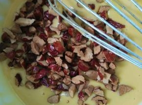 打好的蛋白先静止一小会儿，这时候把去核的大枣倒入蛋黄糊里搅拌均匀