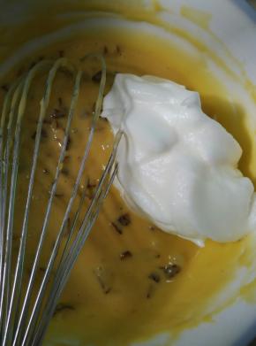 取三分之一蛋白倒入蛋黄糊里快速搅拌均匀