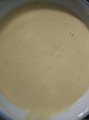 把搅拌均匀的蛋糊倒入剩余的蛋白里面快速搅拌均匀