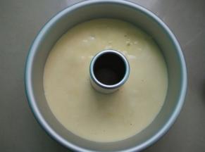 缓缓倒入模具中，轻轻震两下，把气泡震碎