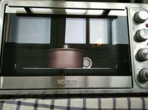 模具放入UKOEO5002烤箱里中下层50分钟