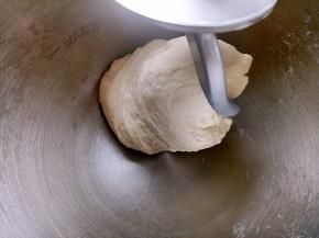 把做好的波兰种放入厨师机里，再把主面团除黄油以外的全部材料一起放入厨师机里，揉到面团光滑放入软化好的黄油继续揉。