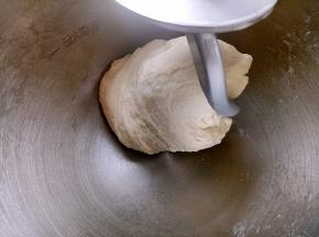 把做好的波兰种放入厨师机里，再把主面团除黄油以外的全部材料一起放入厨师机里，揉到面团光滑放入软化好的黄油继续揉。