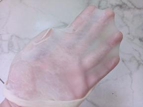 揉出手膜。把揉好的面团盖保鲜膜进行一发（温度不要超过28度）大概40分钟左右（冬天时间会长一点）