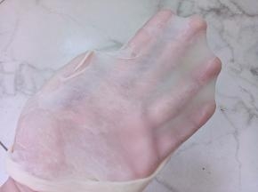 揉出手膜。把揉好的面团盖保鲜膜进行一发（温度不要超过28度）大概40分钟左右（冬天时间会长一点）