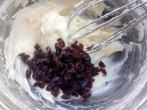 蔓越莓干剪碎些，再用清水洗一下控干水，放入奶酪里拌匀备用。