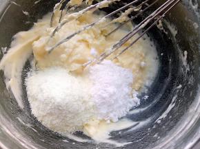 面团一发的时候做馅，奶油奶酪隔水加热搅打顺滑，加入糖粉和奶粉搅均。