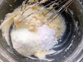 面团一发的时候做馅，奶油奶酪隔水加热搅打顺滑，加入糖粉和奶粉搅均。