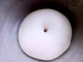 面团发至2倍大，手指粘面粉在面团中间戳个洞，不回缩不塌陷证明已经发酵好了。