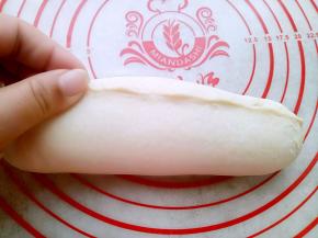 注意卷起来以后用手指把收口处捏住。