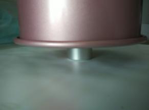 烤好后取出震一下把里面的热气震出，立即倒扣