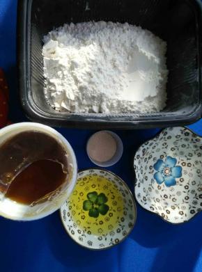 把油皮所需的材料称量好