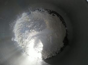 把油皮的材料倒入盆里面和成光滑的面团