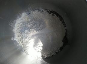 把油皮的材料倒入盆里面和成光滑的面团