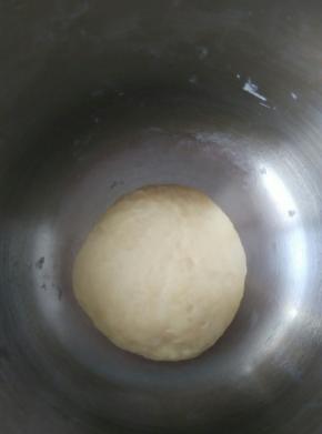 和好的面团放到温暖的地方盖保鲜膜进行发酵