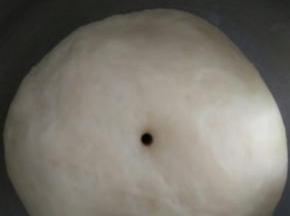 发酵至二倍大或者二点五倍大小时停止发酵，用筷子戳个洞，不回缩不塌陷就证明发酵好了。取出轻柔排气揉圆，盖保鲜膜醒15分钟