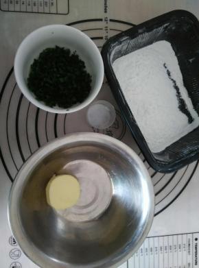 这时候把油酥所用的材料称量好