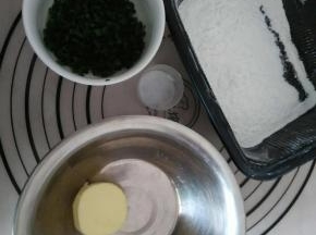 这时候把油酥所用的材料称量好