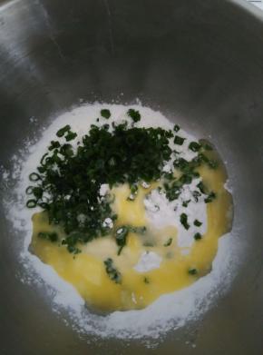 玉米淀粉，盐，香葱倒入盆里，黄油隔热水融化后也倒入搅拌均匀，然后用手使劲的搓，最后揉成面团。刚开始的时候会散，多揉一会儿就好了