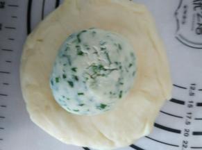 把醒好的油皮按扁，把油酥包裹起来