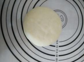 收口捏紧，朝下盖保鲜膜醒15分钟