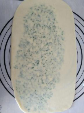 醒好的面团用檊面杖檊成长方形，两边向中间对折，然后再对折成四层