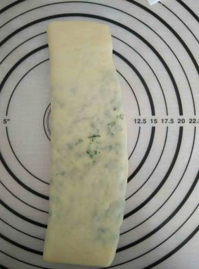 折好的面皮旋转90度，再檊成长方形的面皮。再重复一次四层对折