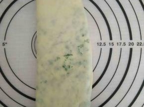 折好的面皮旋转90度，再檊成长方形的面皮。再重复一次四层对折