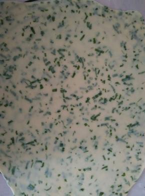 这时面板上撒上一层干面粉，把折好的面檊成0.2CM厚的面皮