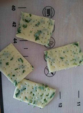 用刀切成小的长方形面胚