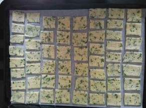 切好后依次放到烤盘里面，每个面胚之间要留有缝隙