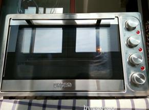 待饼干胚发酵至二倍大时，UKOEO5002烤箱预热180度