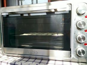 表面喷一层水，放入UKOEO5002烤箱里面进行二次发酵大概20分钟左右