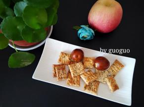 酥脆酥脆的，待晾凉后装饼干盒，密封保存