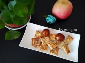 酥脆酥脆的，待晾凉后装饼干盒，密封保存