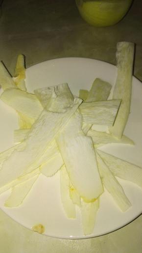 用那种可以切片的削皮器把杏鲍菇削成薄厚均匀的长条薄片。不均匀也没事，后来都看不出来了。