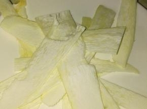 用那种可以切片的削皮器把杏鲍菇削成薄厚均匀的长条薄片。不均匀也没事，后来都看不出来了。