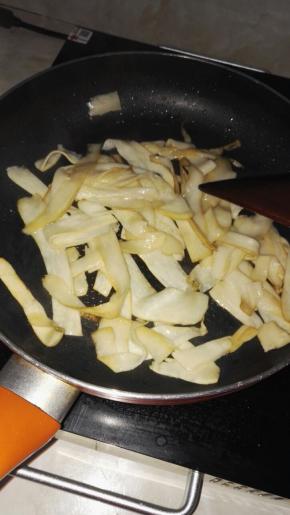 锅内少量油润锅，一定少量少量少量！！！中小火翻炒，开始有的会出很多水，不要急慢慢来，等水份彻底炒干才可以。