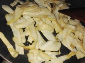 锅内少量油润锅，一定少量少量少量！！！中小火翻炒，开始有的会出很多水，不要急慢慢来，等水份彻底炒干才可以。